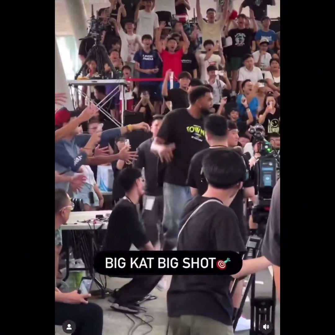 kaiyun sports-唐斯中国行惊喜邂逅小卡，即兴三分对决点燃现场